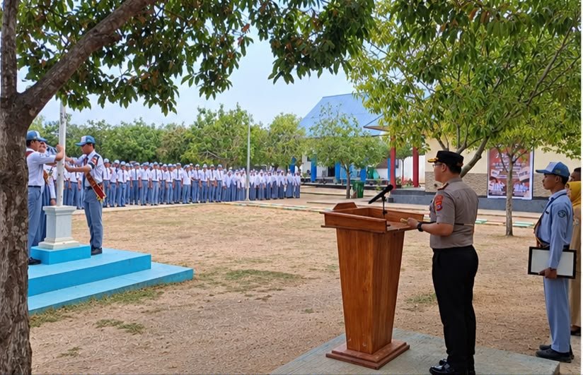 Ikut Bentuk Karakter Pelajar Di Daerah, Kapolres Bombana Terjun Langsung Pimpin Upacara Di Sekolah