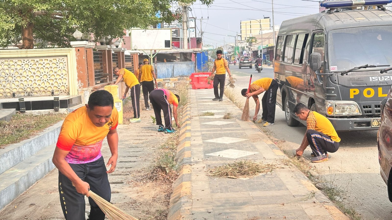 Kapolres Bombana Pimpin Langsung Kurvey Jumat Bersih di Masjid Agung Nurul Iman